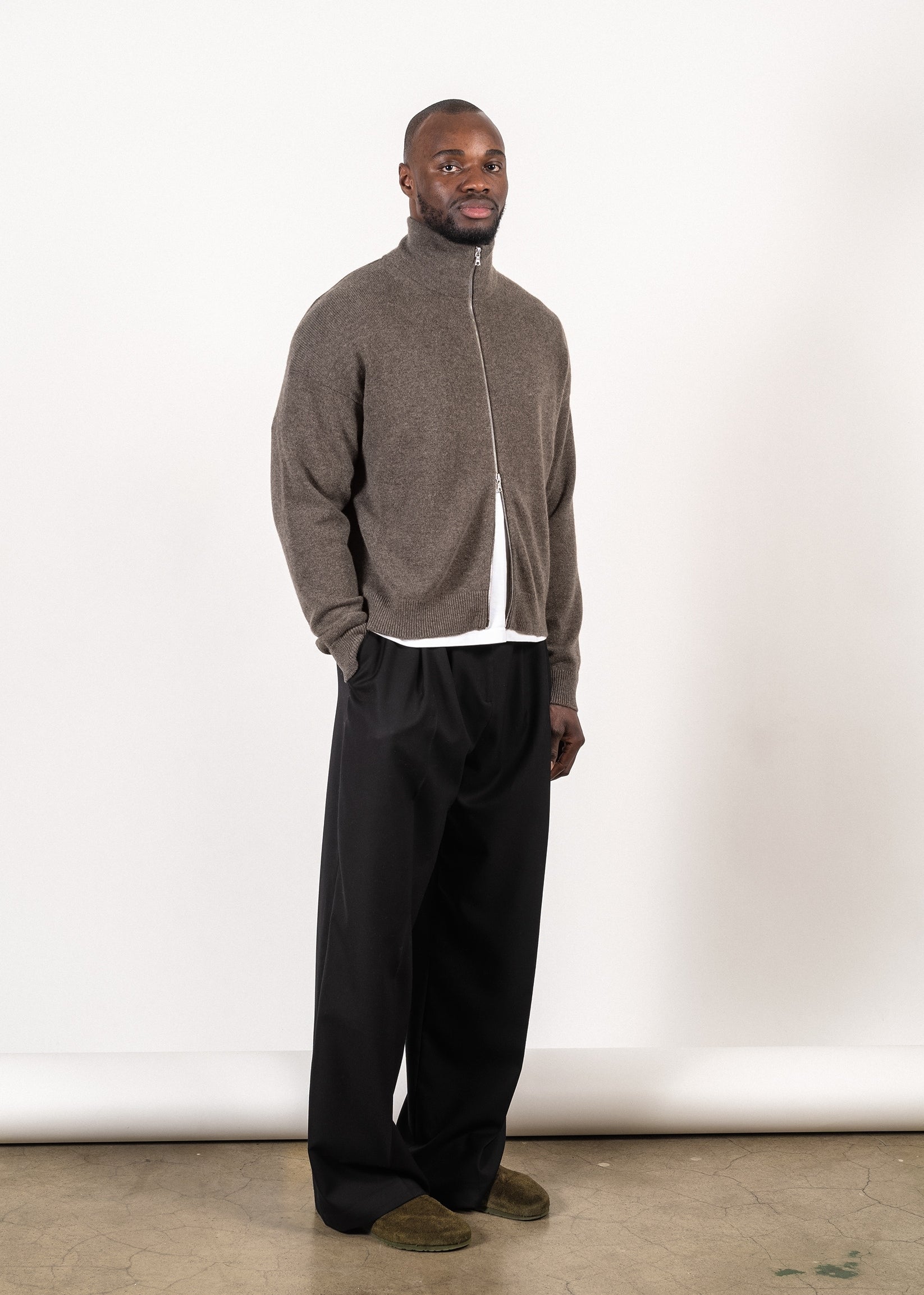 Merino/cashmere full-zip sweater in dark brown — Y-0020 | YACAIA