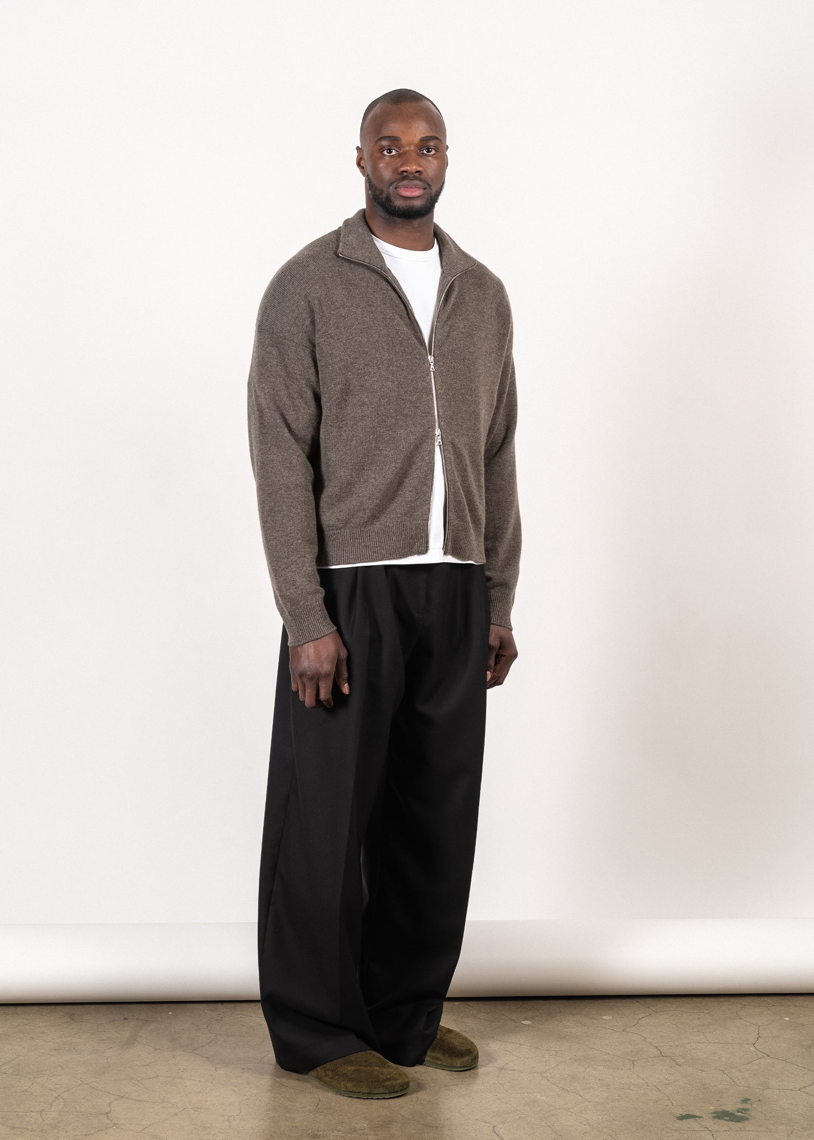 Merino/cashmere full-zip sweater in dark brown — Y-0020 | YACAIA