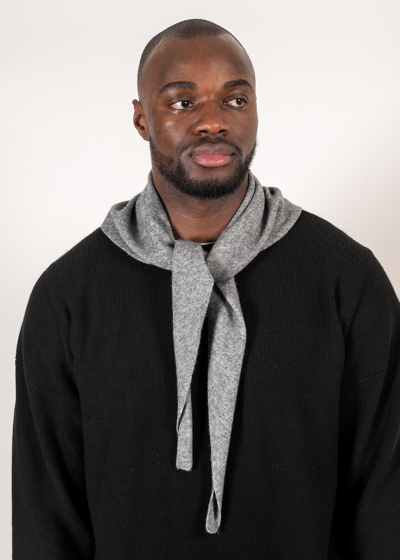 Merino/cashmere triangle scarf in grey — Y-0022 | YACAIA